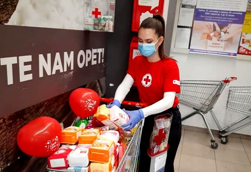 dobrocinitim humanitarna akcija crveni krst maxi deleze stalo nam je građani donacije 4000 socijalno ugoženi